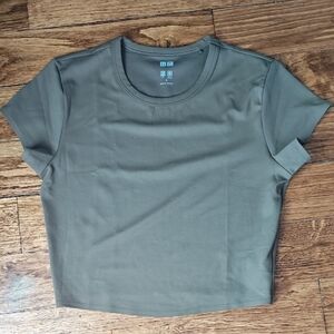 Uniqlo Women's Short Sleeve Tee in Olive